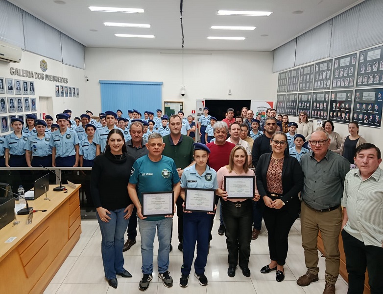 Câmara de Itapejara D' Oeste Homenageia Escola Cívico-Militar Irmão Isidoro Dumont em Sessão Emocionante