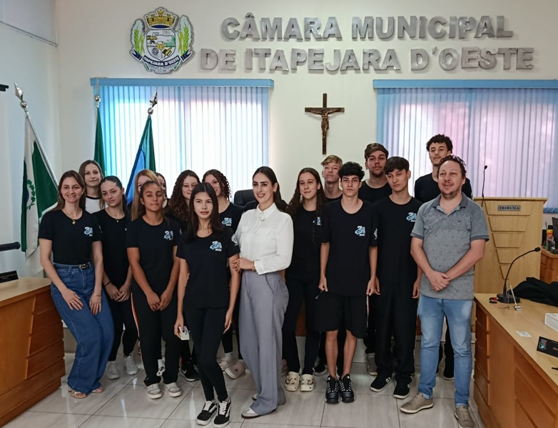 Estudantes do Colégio Estadual Castelo Branco visitam a Câmara Municipal de Itapejara D'Oeste