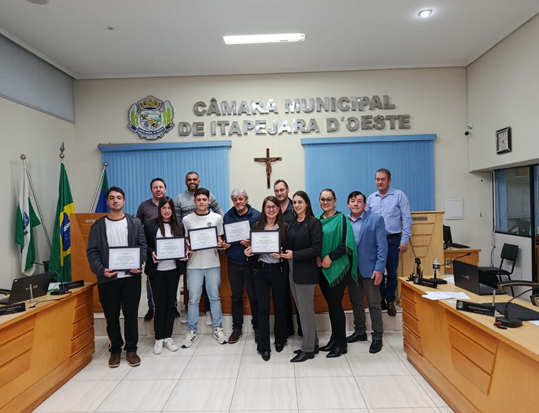 Itapejara D' Oeste Celebra Excelência Educacional: Câmara Homenageia Alunos e Colégio Castelo Branco